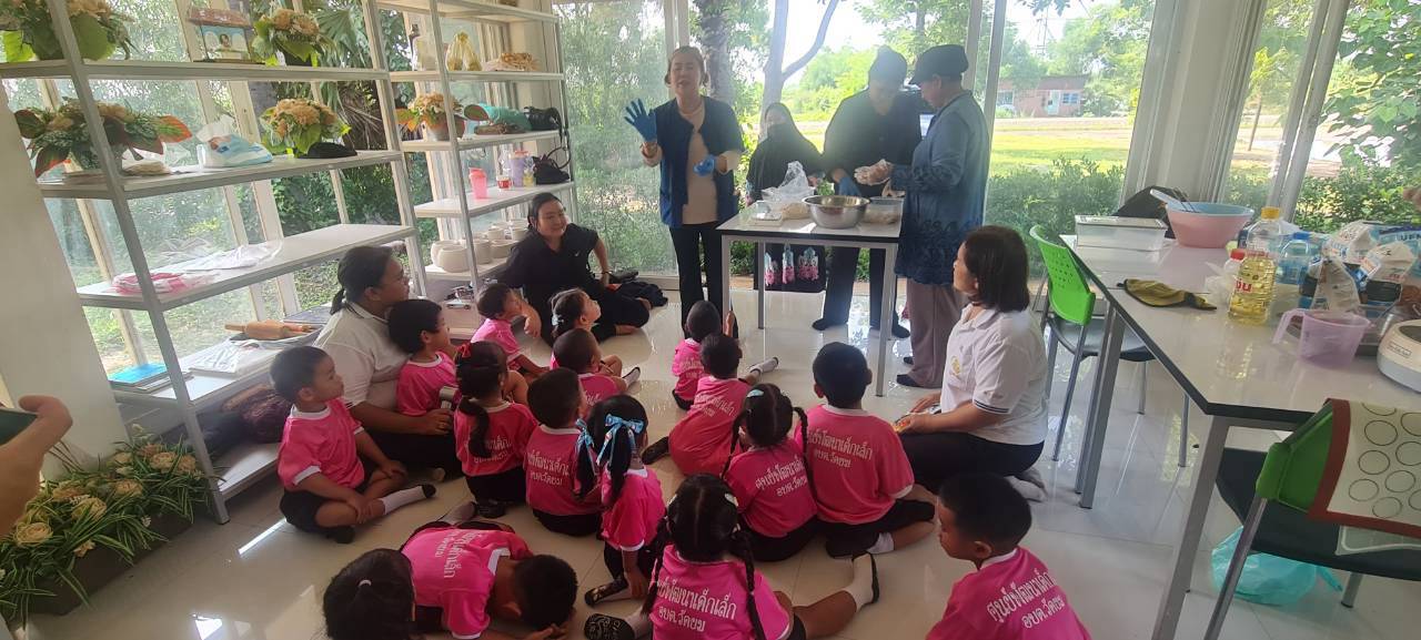 title - ส.ป.ก.พระนครศรีอยุธยา ร่วมต้อนรับคณะครูและนักเรียน จำนวน ๒๕ คน เพื่อเข้าเยี่ยมชม ”แปลงโฉนดที่ดินฉบับแรกของประเทศไทย“ และทำกิจกรรมเพื่อส่งเสริมให้เด็กมีพัฒนาการทางด้านอารมณ์ จิตใจ สังคม และสติปัญญา ณ แปลงโฉนดที่ดินฉบับแรกแห่งประเทศไทย ตำบลวัดยม อำเภอบางปะอิน จังหวัดพระนครศรีอยุธยา